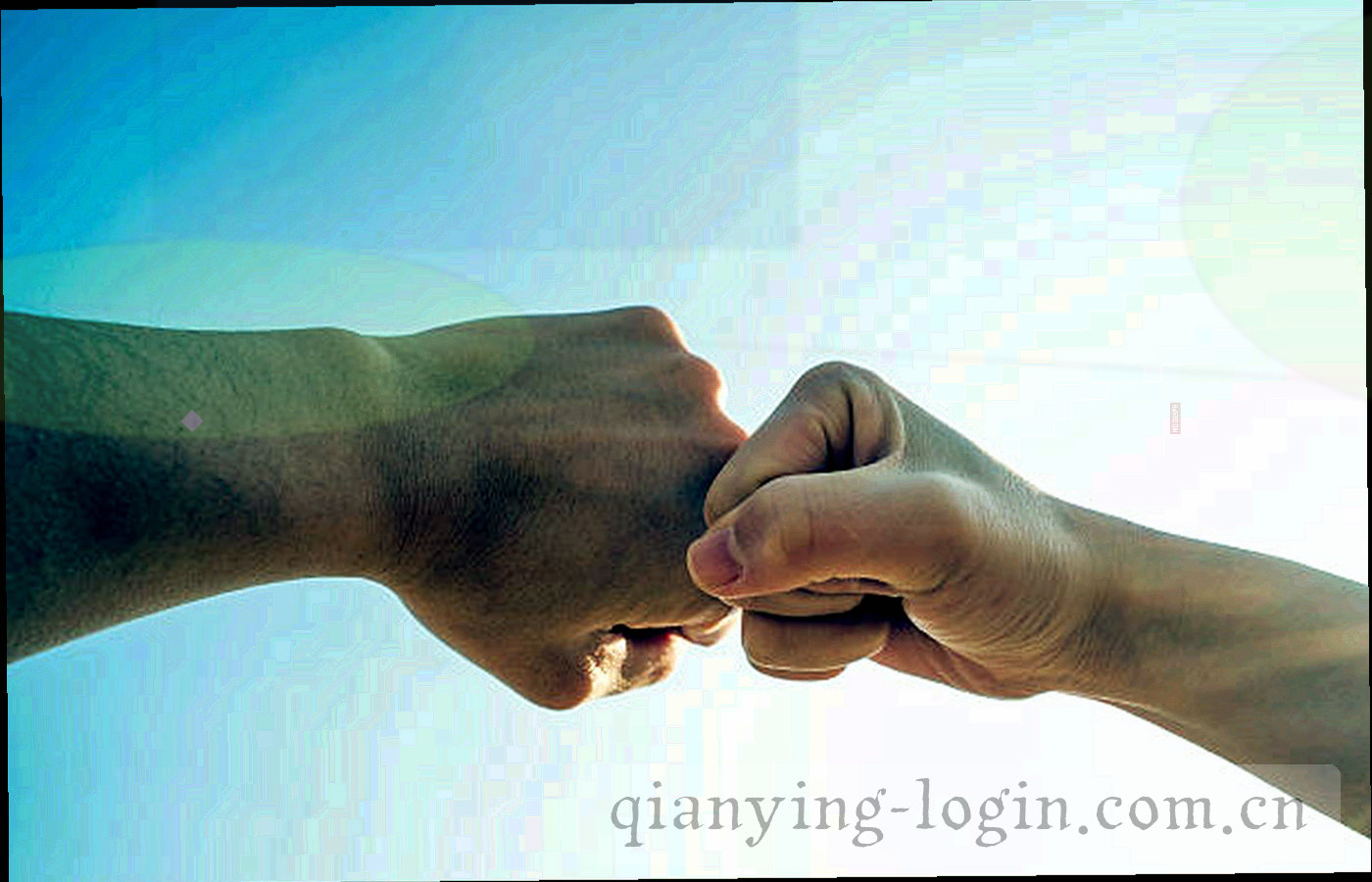 三种不同宽度设备轮廓内显示简化排版线框的并列示意图